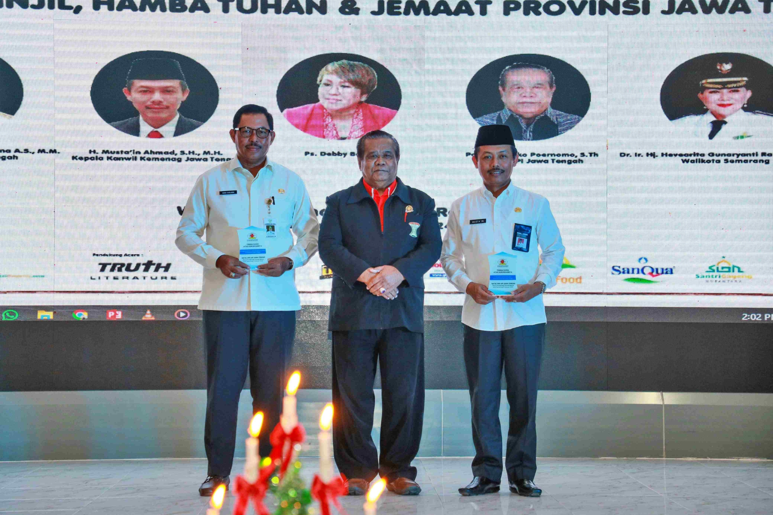 PJ Gubernur Jateng saat bersama pemuka agama di acara Natal Bersama