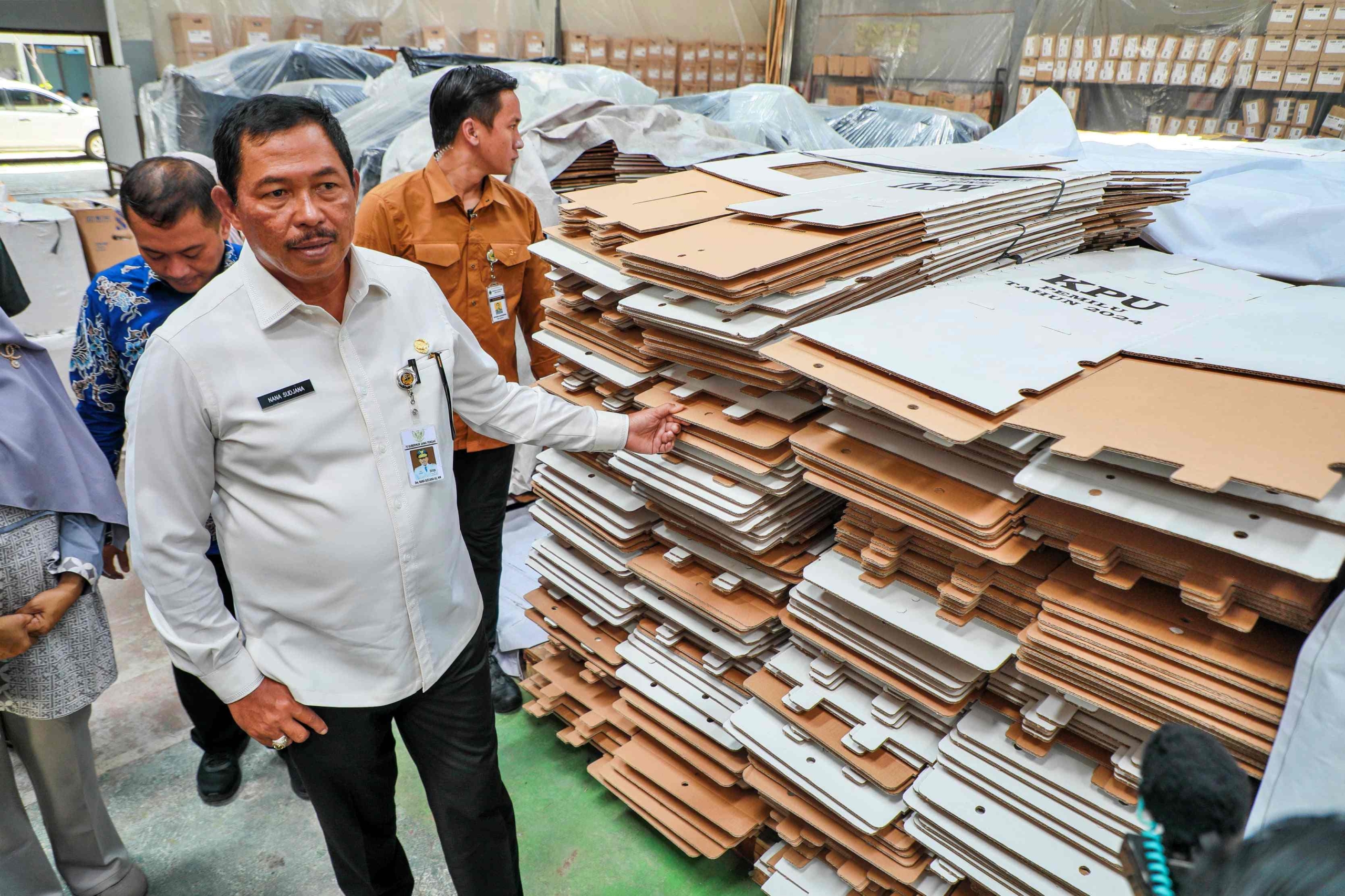 PJ Gubernur Jateng tinjau gudang logistik pemilu di Surakarta