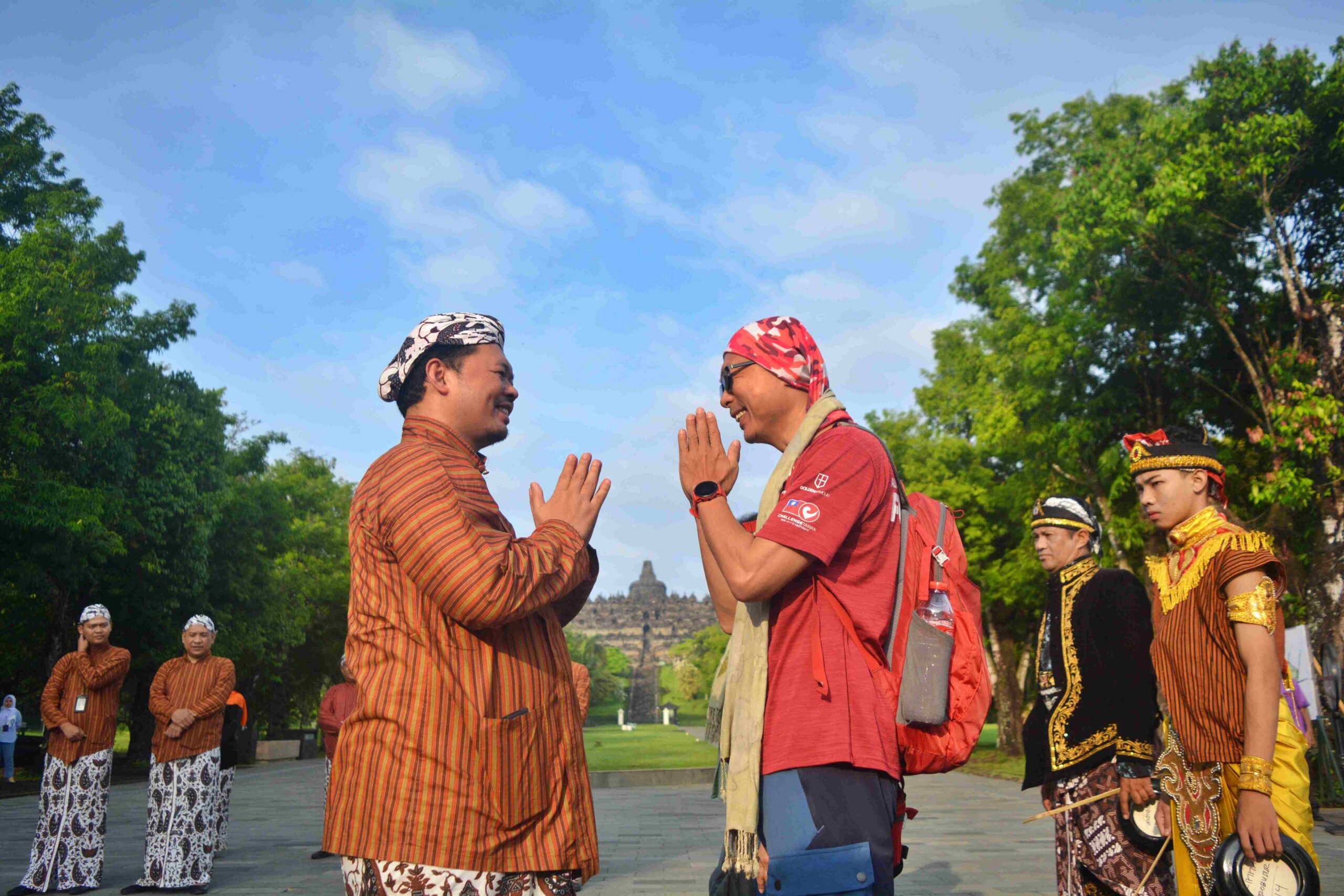 Pegawai TWCB saat menyambut wisatawan perdana di Tahun 2024 di Candi Borobudur