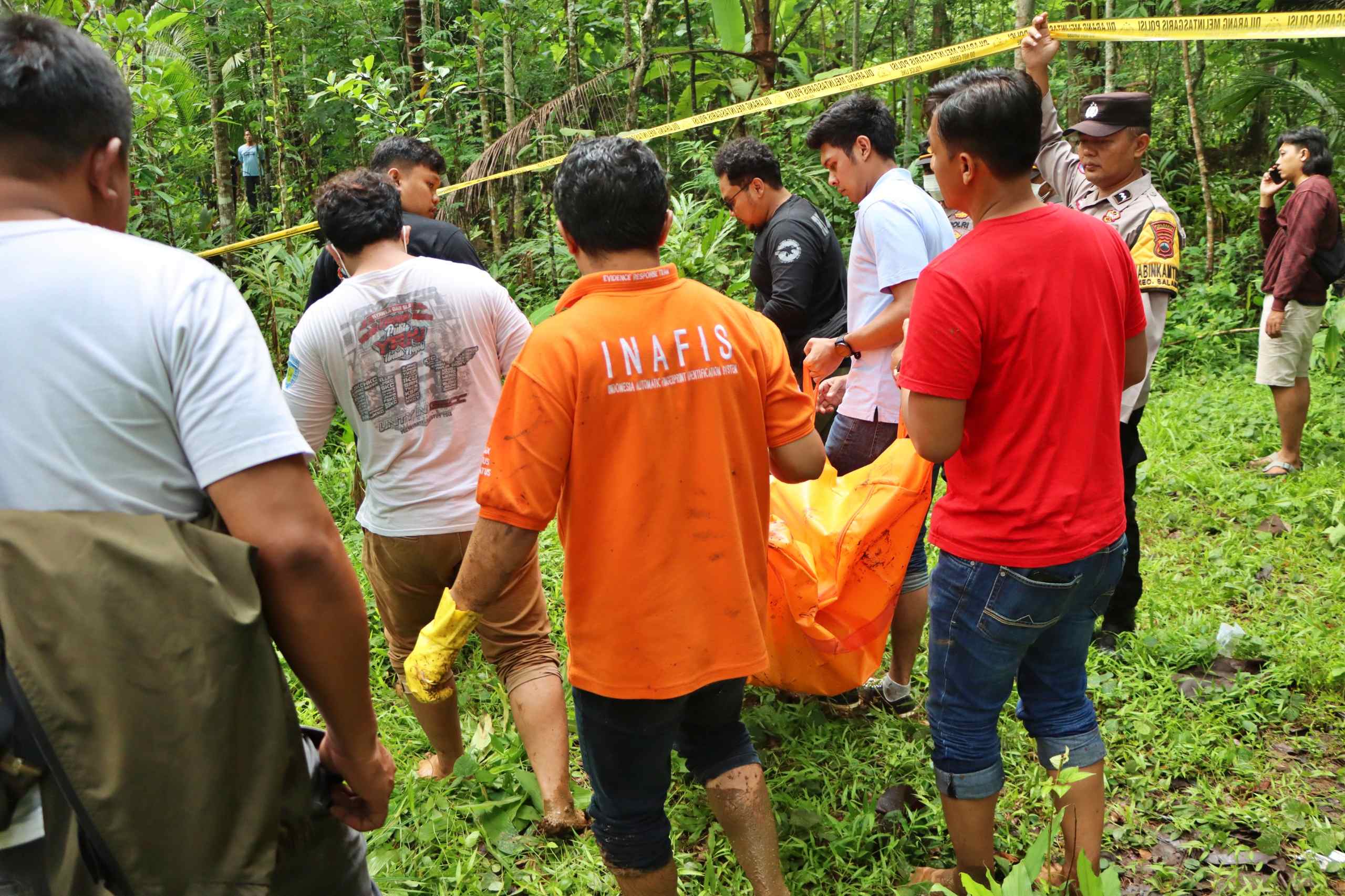 Petugas Inavis Polresta Magelang saat evakuasi mayat perempuan di Salaman Magelang