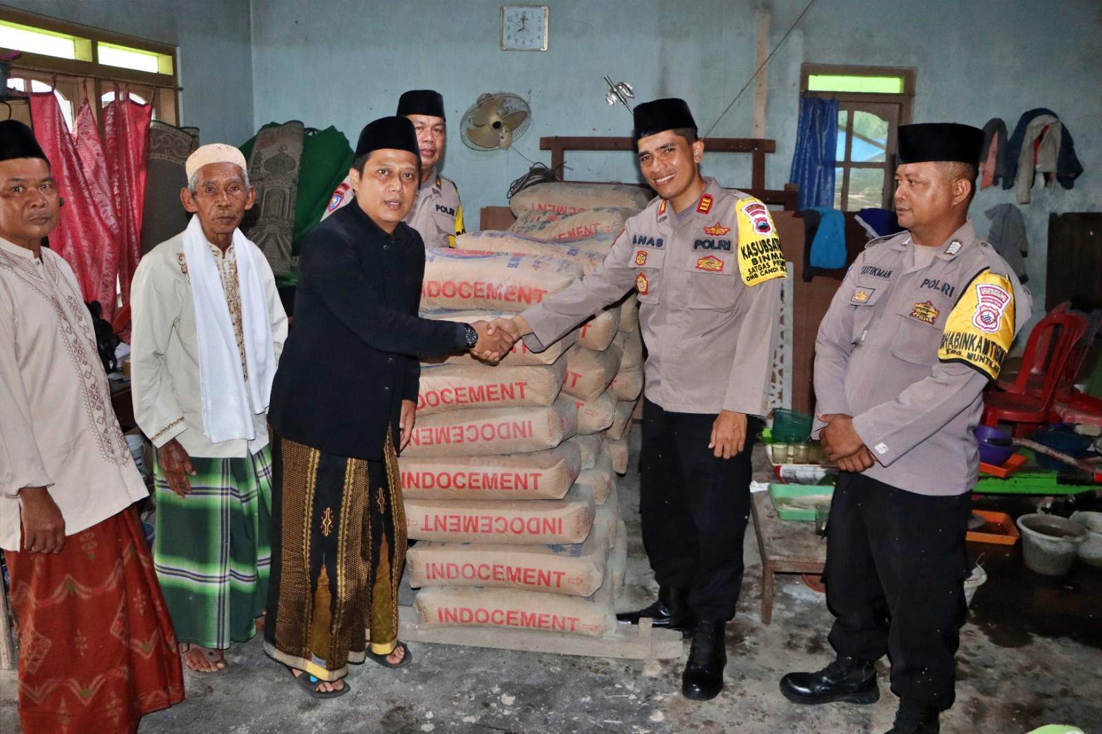 Polresta Magelang berikan sumbangan berupa 50 zak semen di Masjid Al-Barokah, Dusun Dukuh, Desa Tamanagung, Muntilan