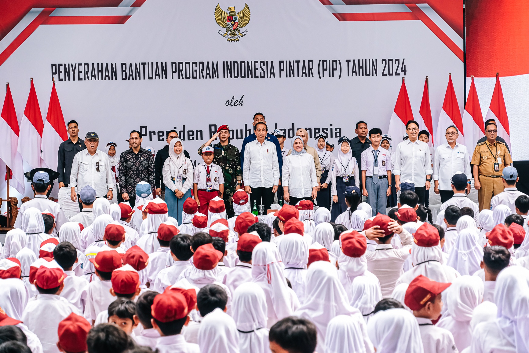 Jokowi Serahkan Bantuan PIP kepada 1.000 Siswa di Kota Magelang