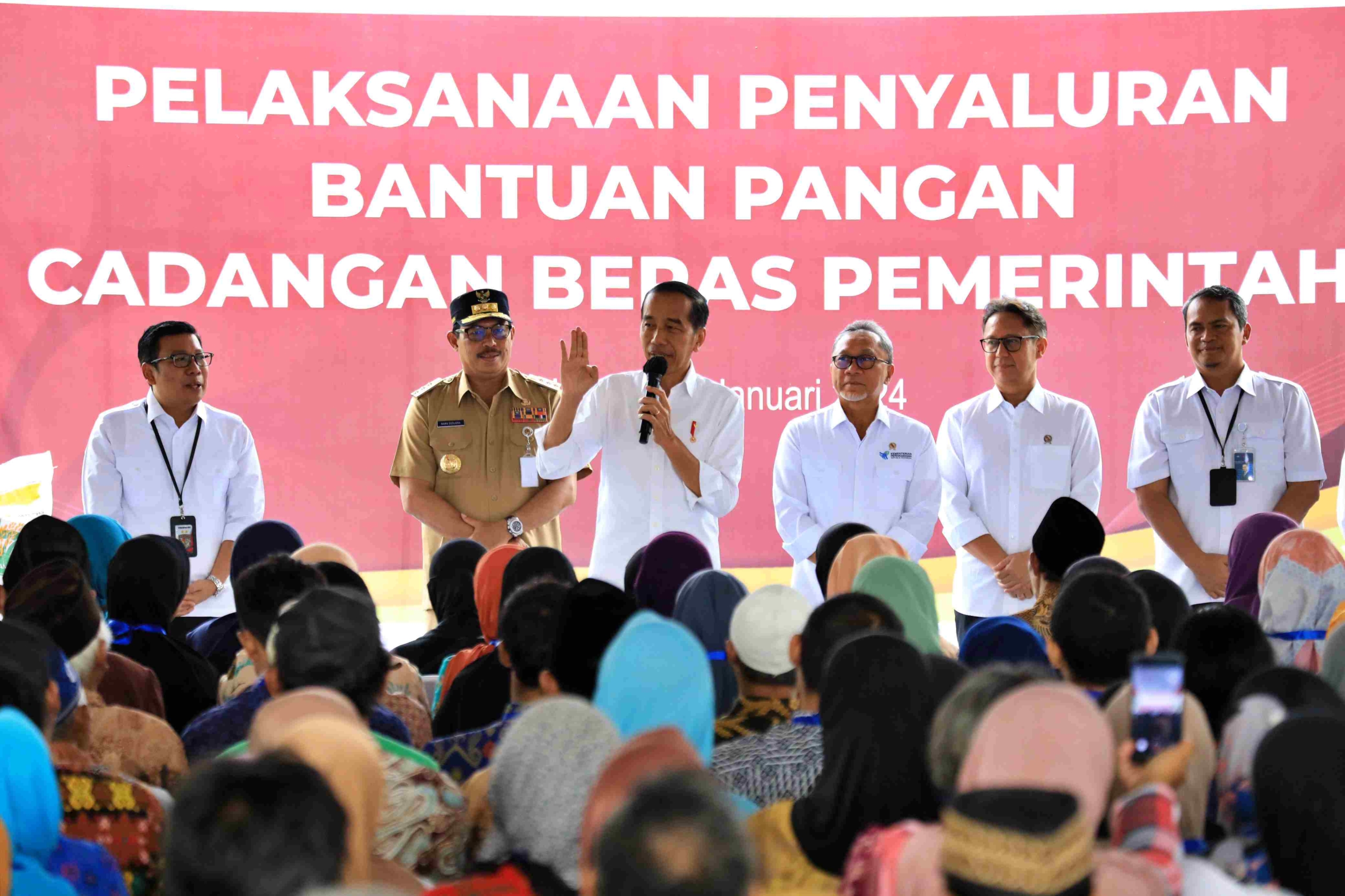 Presiden Jokowi saat salurkan bantuan pangan cadangan di Salatiga