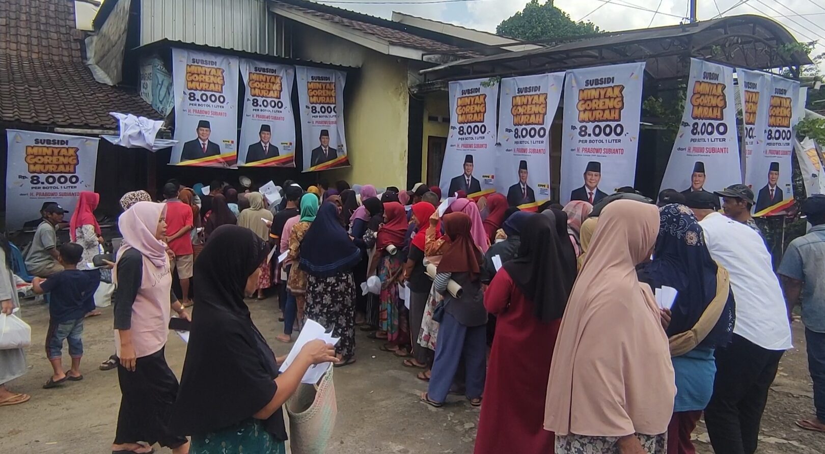 Warga Serbu Penjualan Minyak Goreng Murah di Kajoran Magelang
