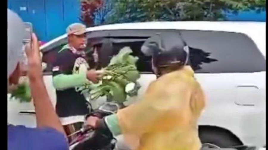 Tangkapan Layar Video para pedagang bagi bagi Sayuran Gratis di Muntilan karena harga anjlok