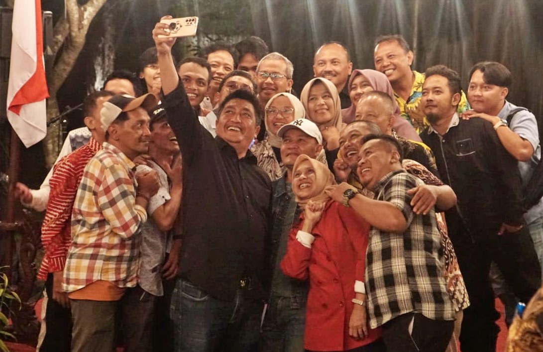 Wartawan tergabung dalam PWI saat foto bersama Bupati Magelang