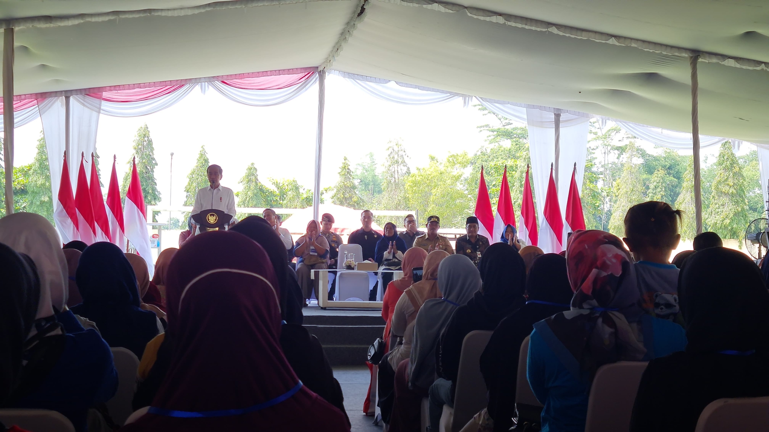 Bertemu Nasabah PNM Mekaar di Magelang, Jokowi Ingatkan Hal Ini