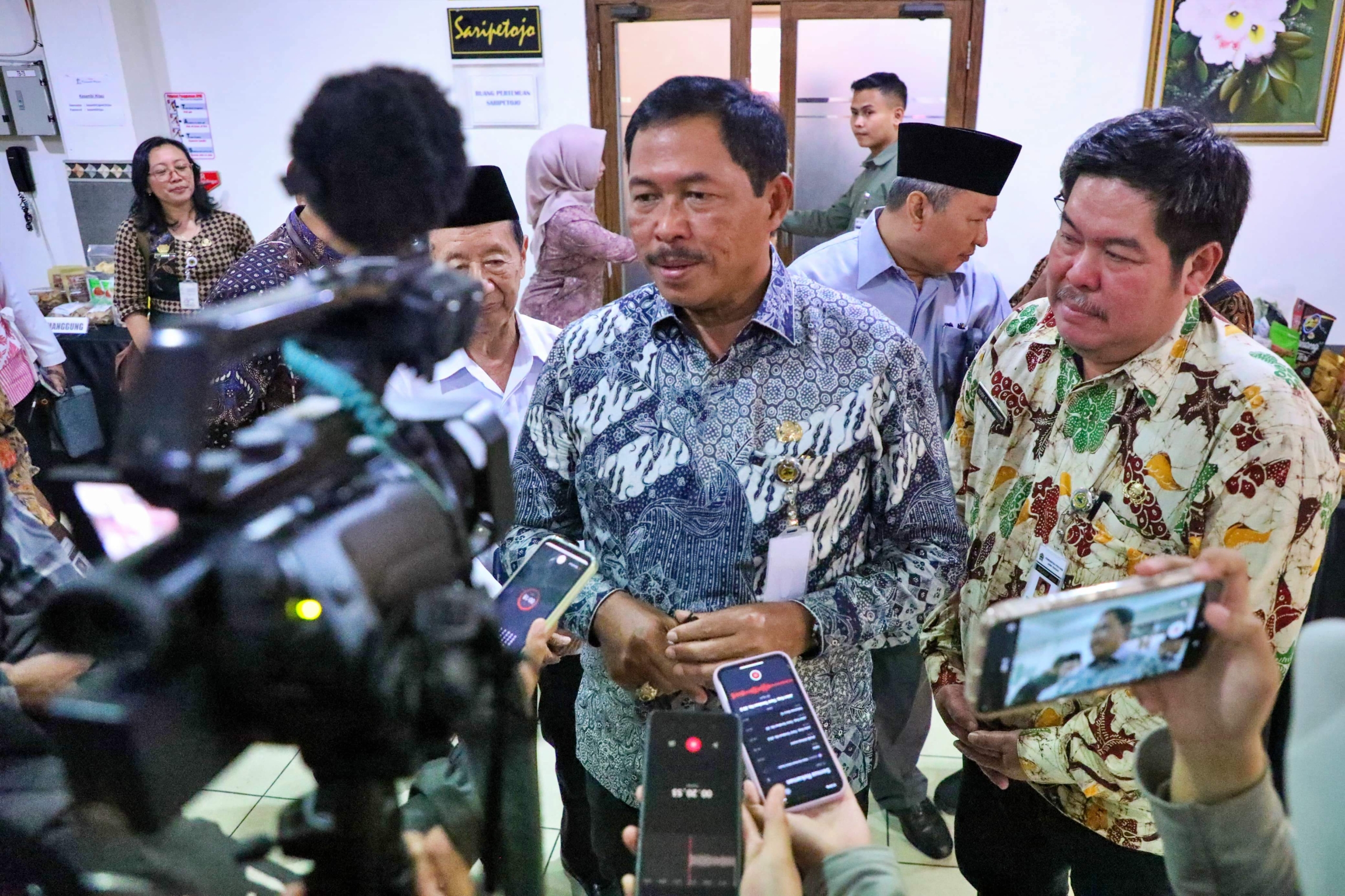 PJ Gubernur Jateng PJ Gubernur Jateng saat membuka acara Bimbingan Teknis Jaminan Sertifikasi Produk Halal di Hotel Kesambi Hijau