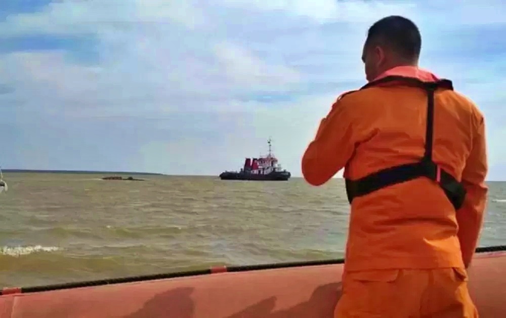 ilustrasi Tim SAR mencari anak buah kapan yang terjatuh di perairan laut