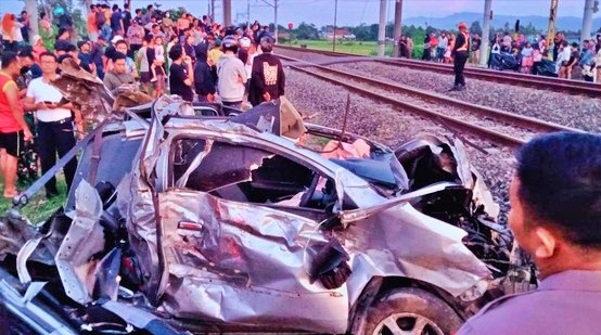mobil ringsek setelah tertabrak kereta api di Prambanan