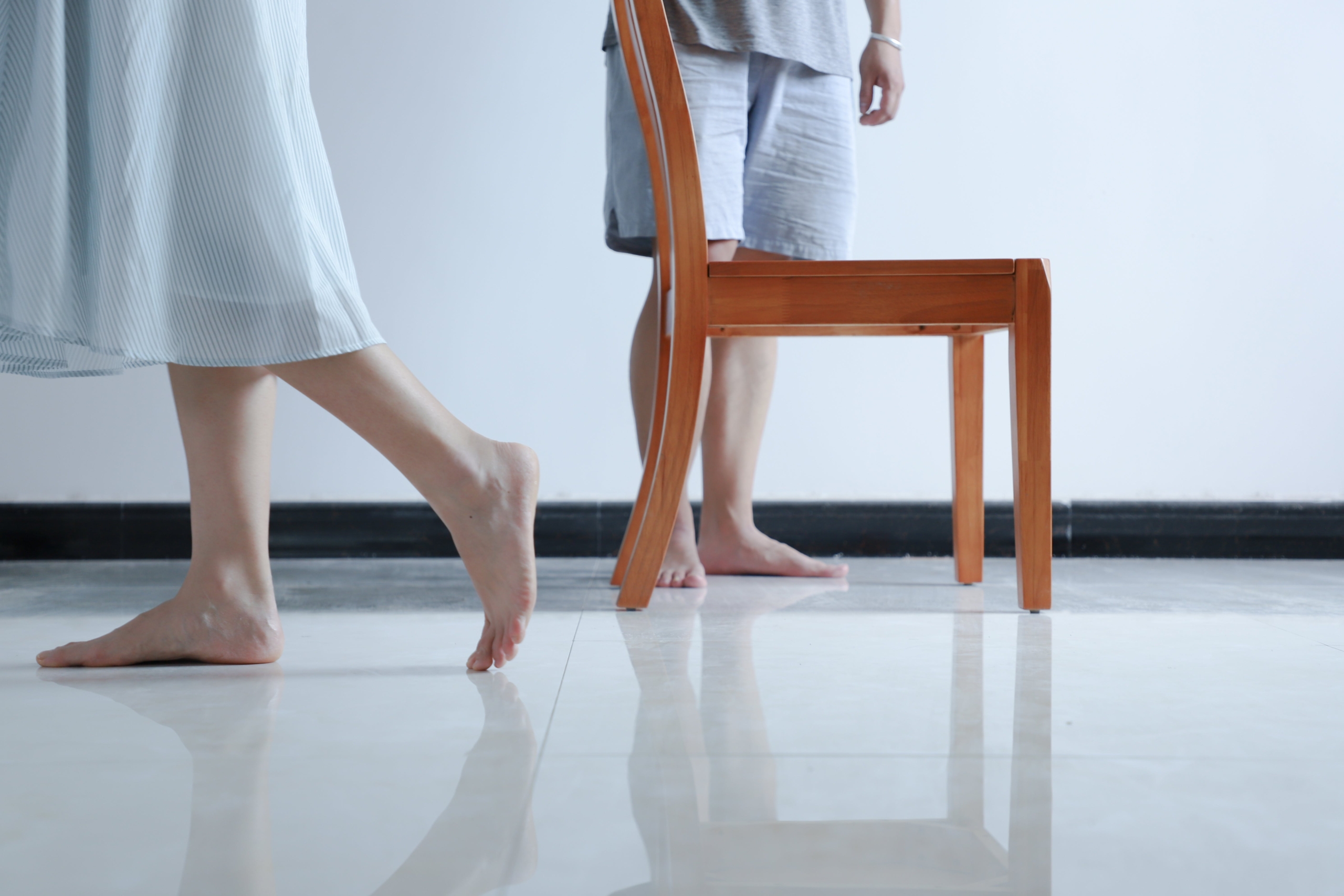 Ungkap Kepribadian Seseorang dari Posisi Kaki saat Duduk