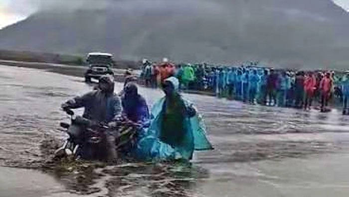 tangkapan layar video Lautan Pasir Bromo banjir