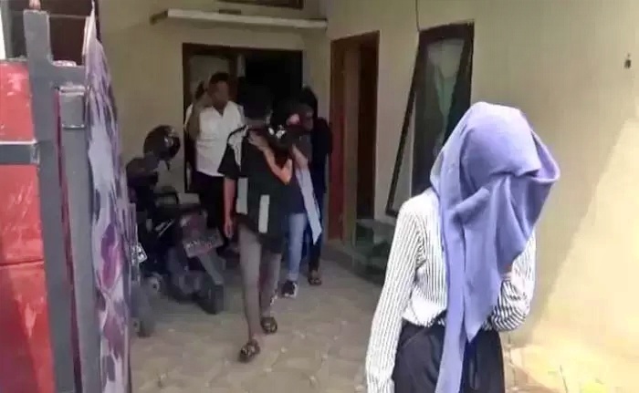 tangkapan layar video para pasangan pelajar SMP digerebeg warga di kos diduga sedang mesum