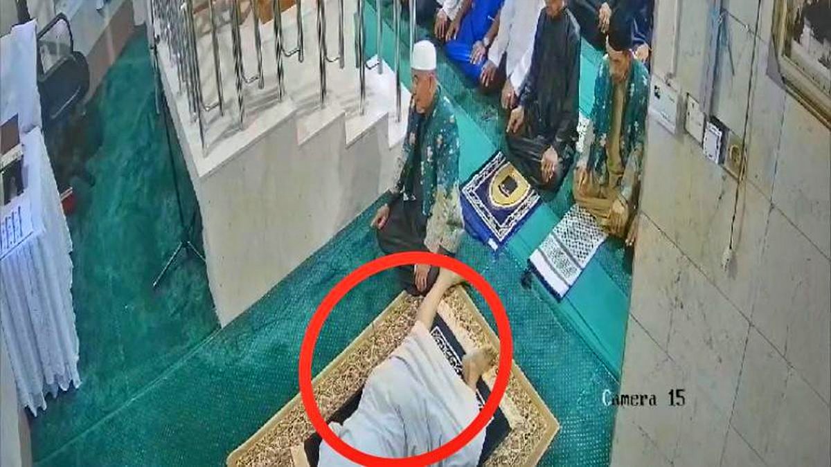 tangkapan layar video seorang imam masjid meninggal dunia saat memimpin salat subuh
