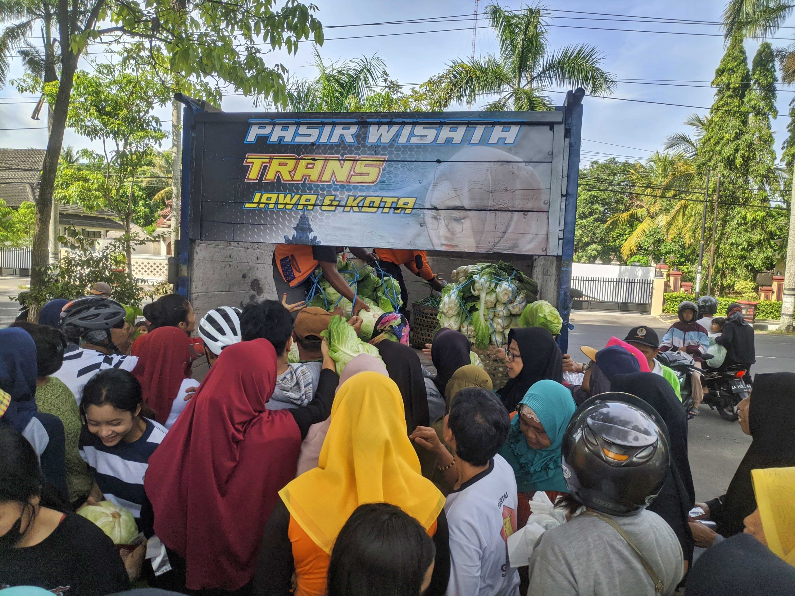 warga berebut sayuran gratis di depan lapangan Sawitan Magelang
