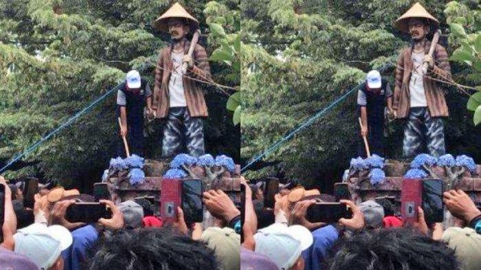 warga saat robohkan Patung mantan Kades