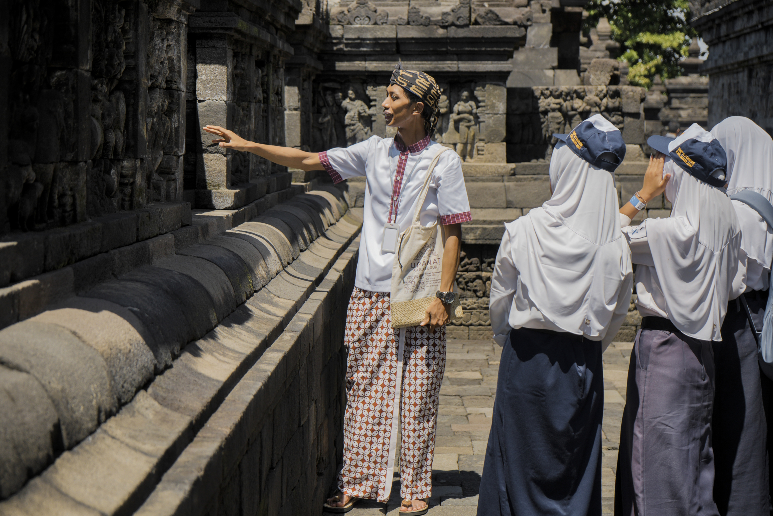 PT TWC Lakukan Kajian Lapangan Kunjungan Pelajar Naik Candi Borobudur