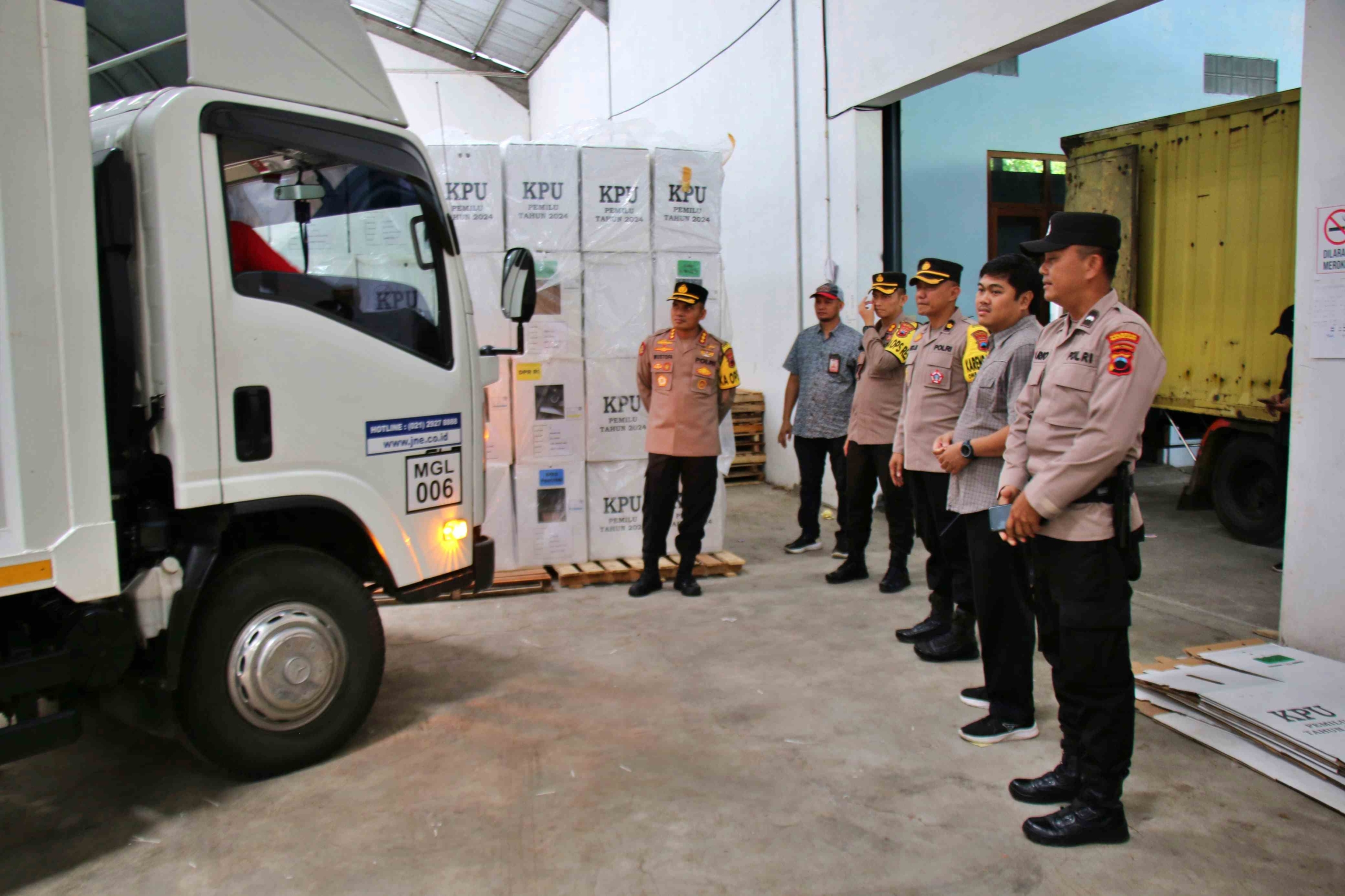 Kapolresta Magelang tinjau gudang logistik Pemilu saat kotak suara datang