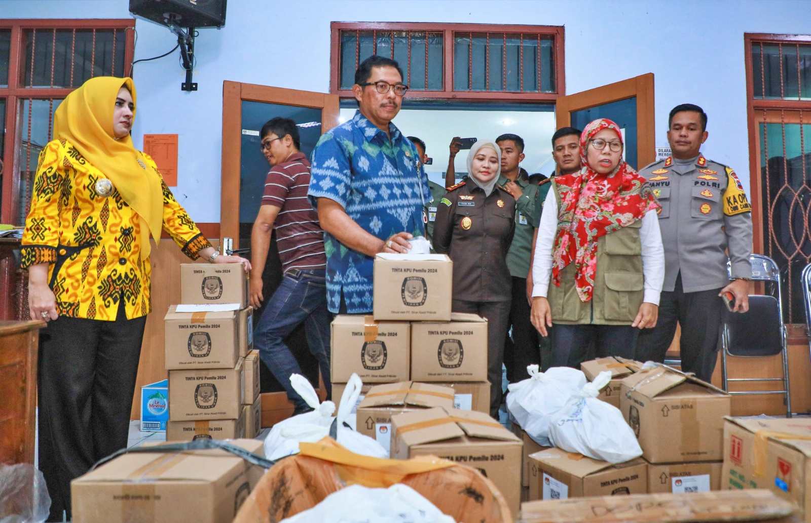 PJ Gubernur Jateng saat meninjau gudang logistik KPU