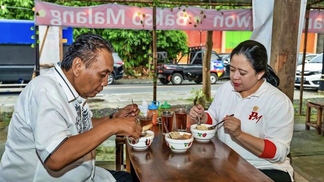 Petinggi PDIP Puan Maharani dan Bambang Pacul menyantap bakso di sebuah kedai di Magelang, daerah yang sama dengan Jokowi dan Prabowo makan bakso._foto twitter @PuanMaharani