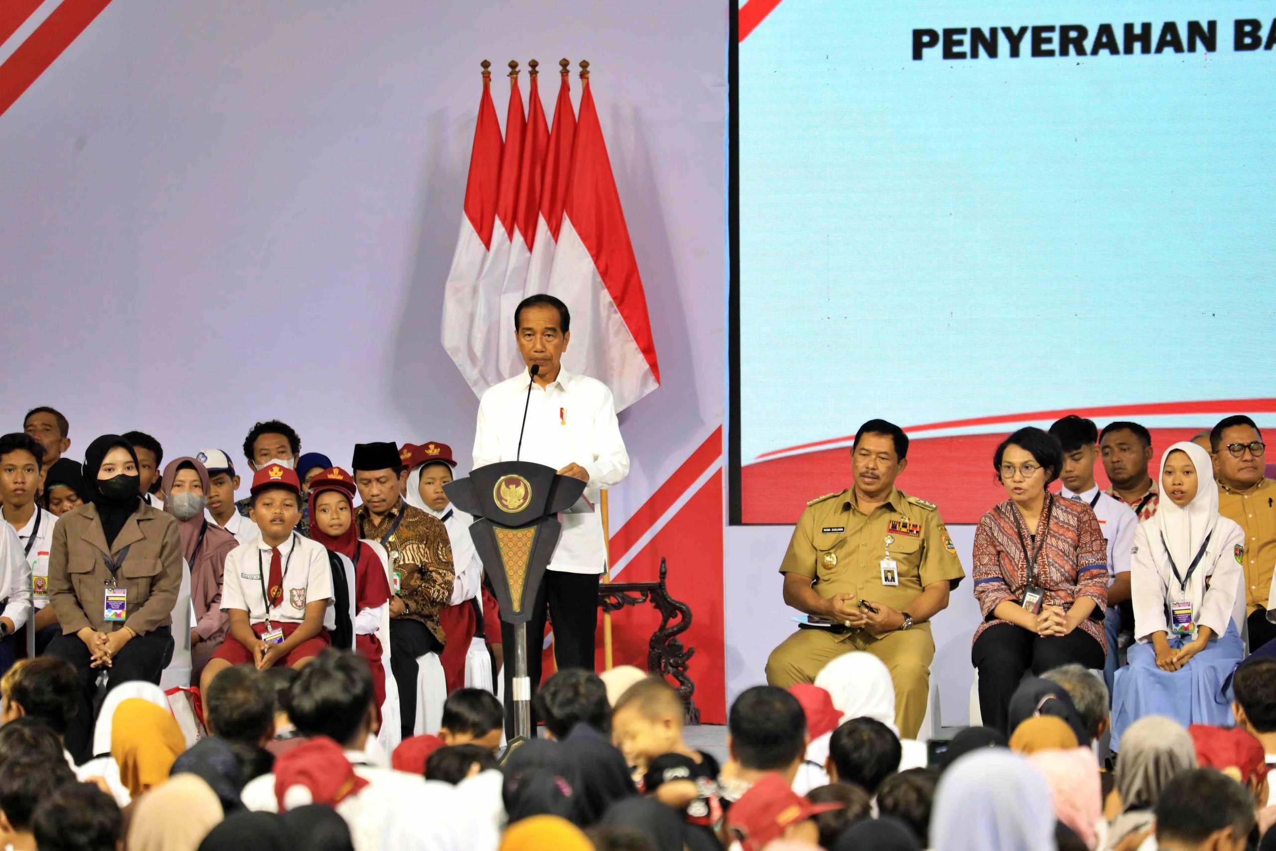 Presiden Jokowi saat berikan Program Indonesia Pintar di Sukoharjo