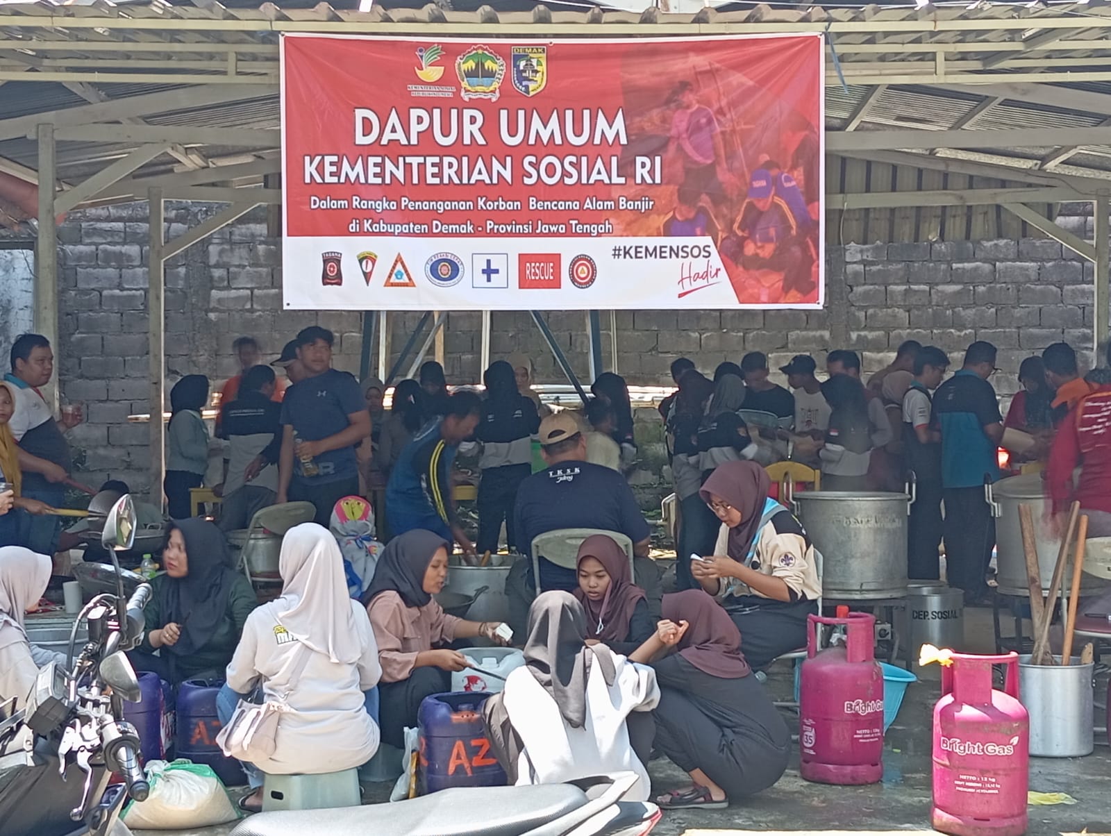 Korban Banjir Demak Masih Dievakuasi, Tanggul yang Jebol Mulai Ditutup Dengan Sandbag