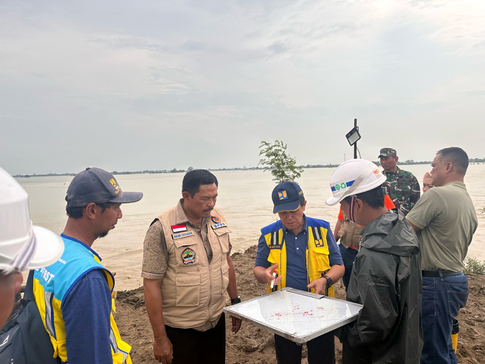 Tinjau Banjir di Demak, Pj Gubernur Jateng Pastikan Penanganan Korban dan Tanggul Jebol