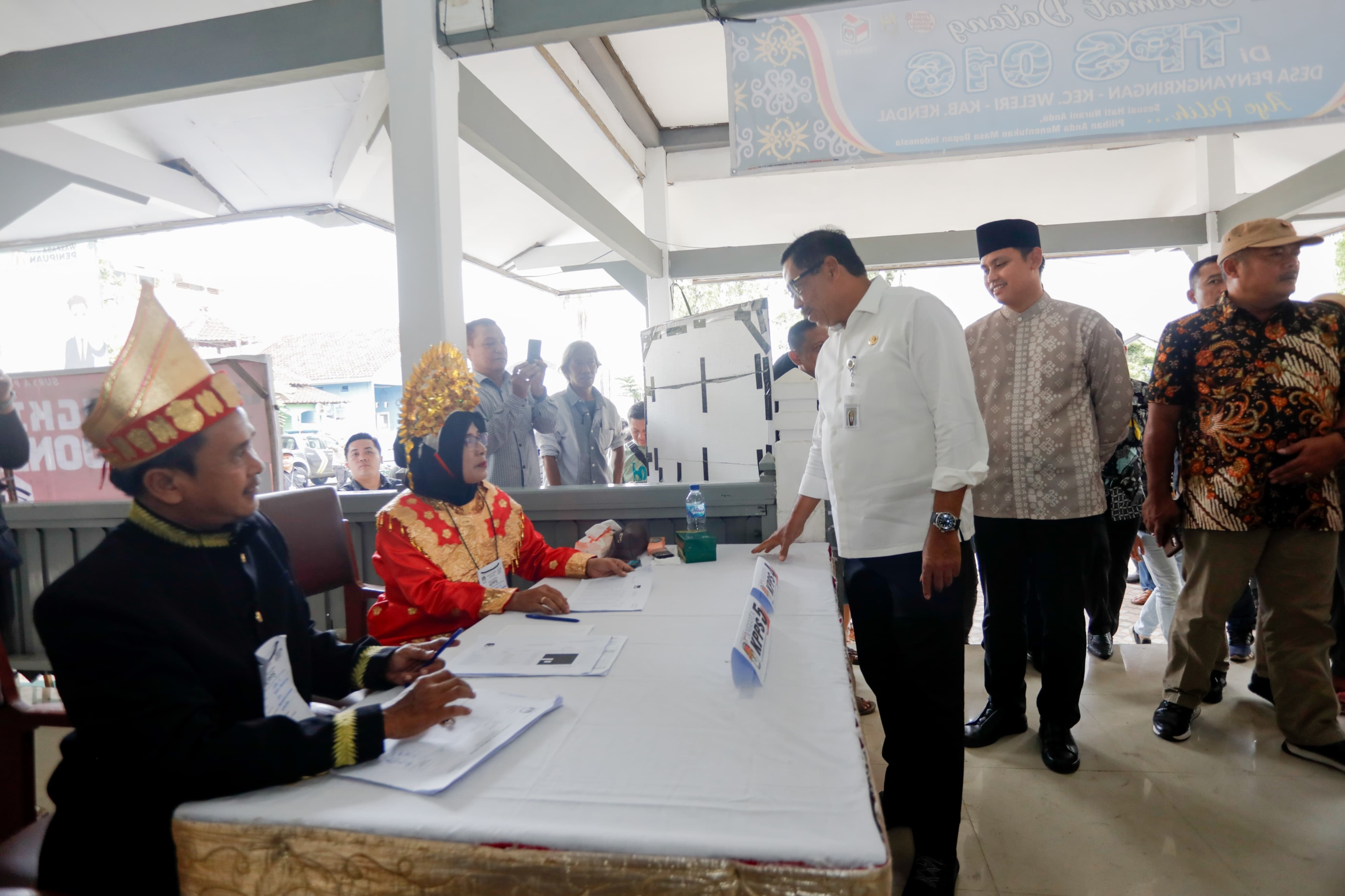 Tinjau TPS, Pj Gubernur Jateng Sebut Warga Antusias Gunakan Hak Pilihnya