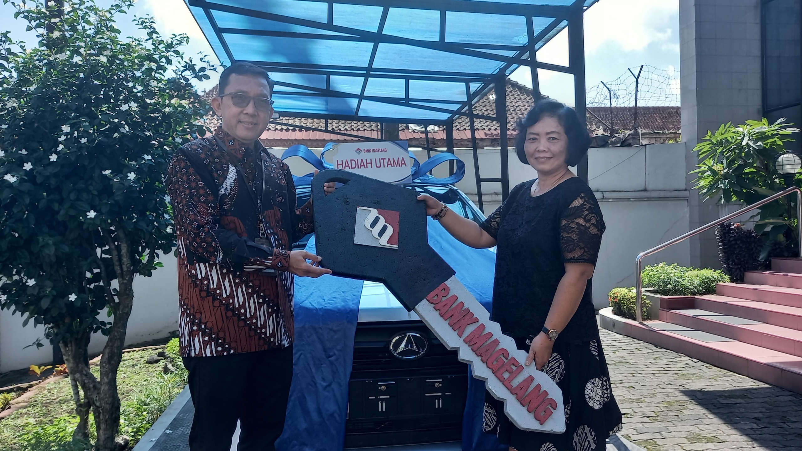 Lani Janari Menangkan Hadiah Mobil dari Undian Tabungan Bank Magelang