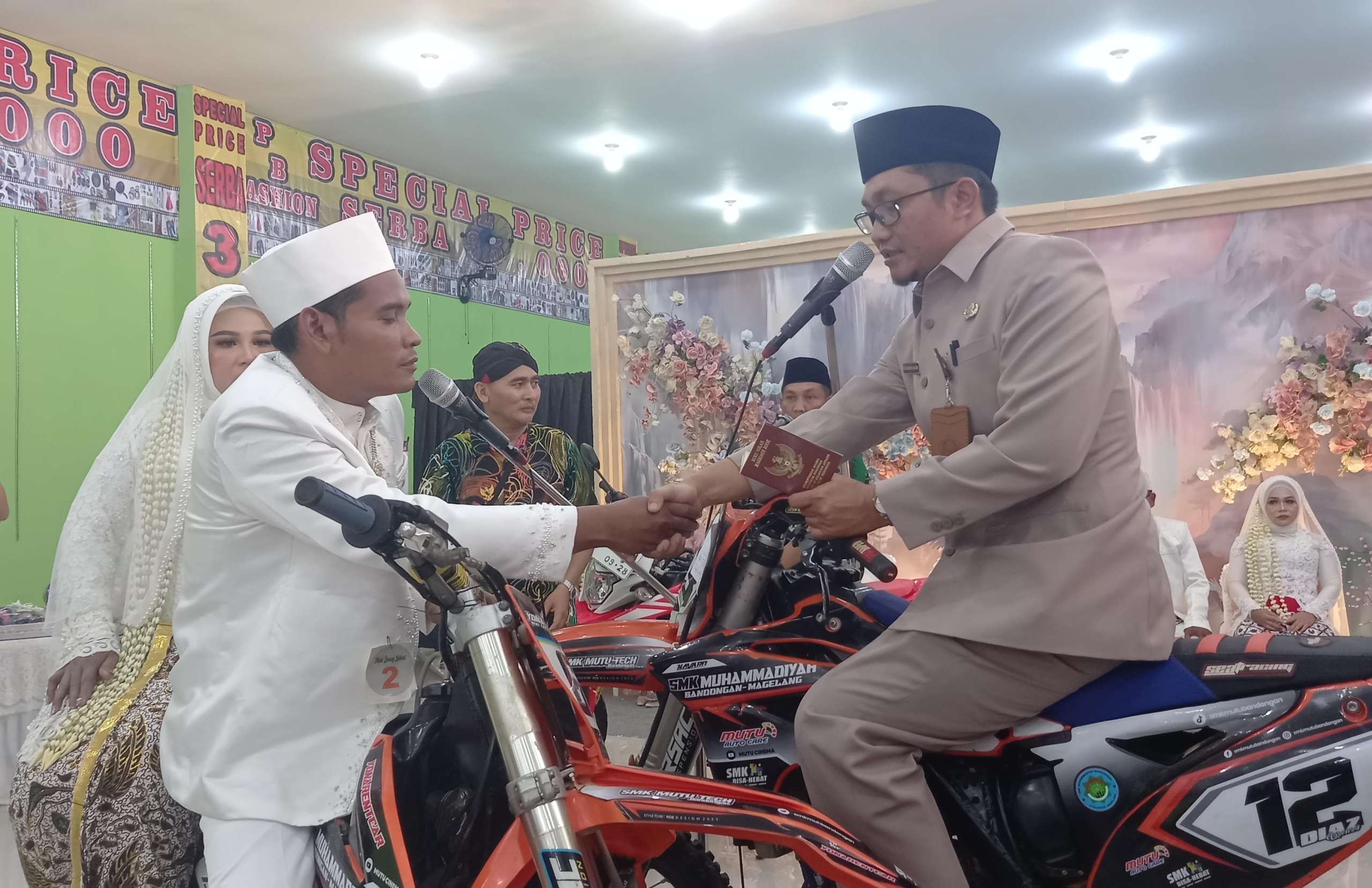 Empat Pasangan Ikuti Nikah Bareng di Magelang, Ijab Kabul di Atas Motor Trail