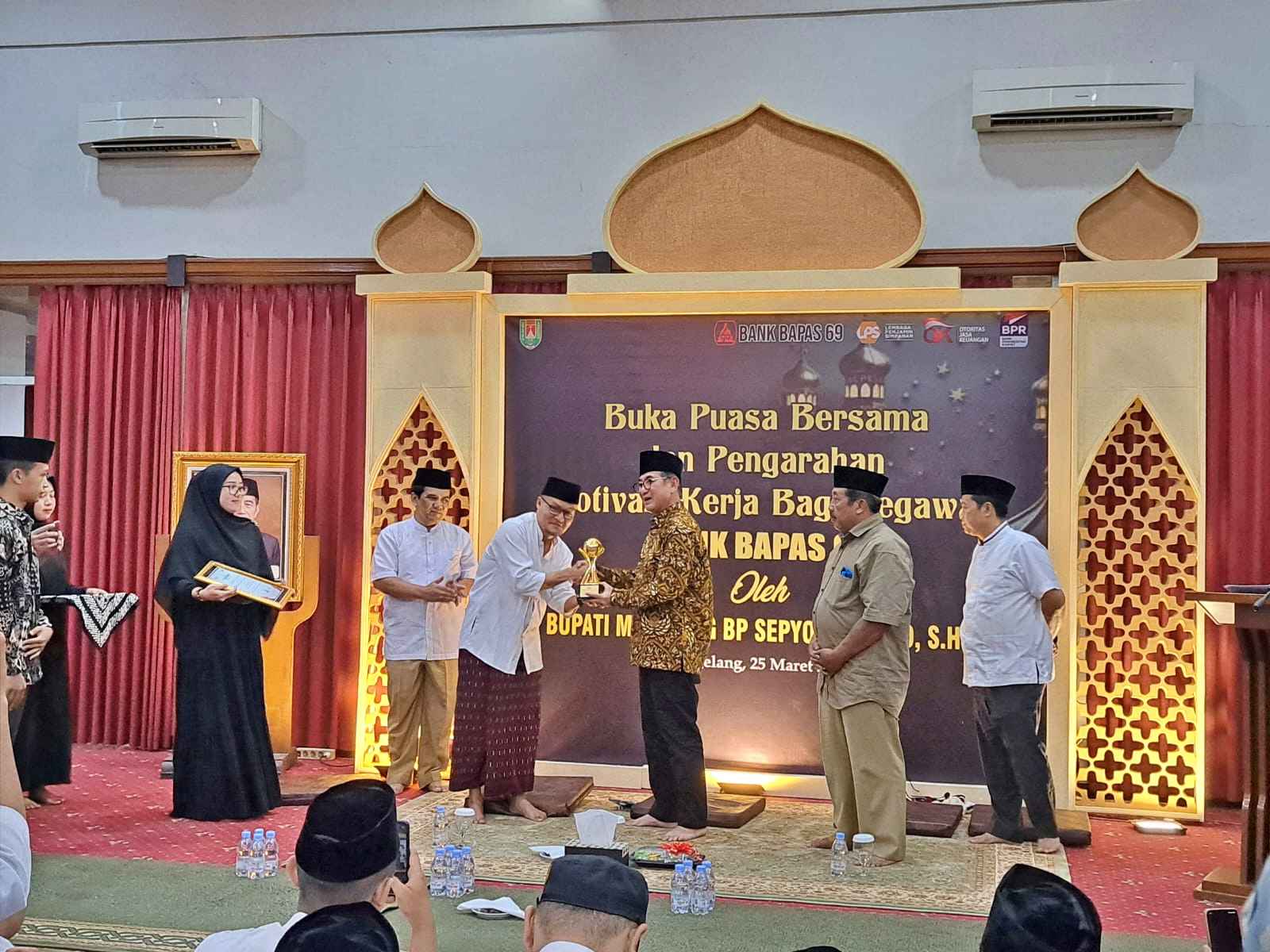 Direktur Bank Bapas 69 Magelang bersama PJ Bupati Magelang terkair penghargaan Top BUMD Award 2024