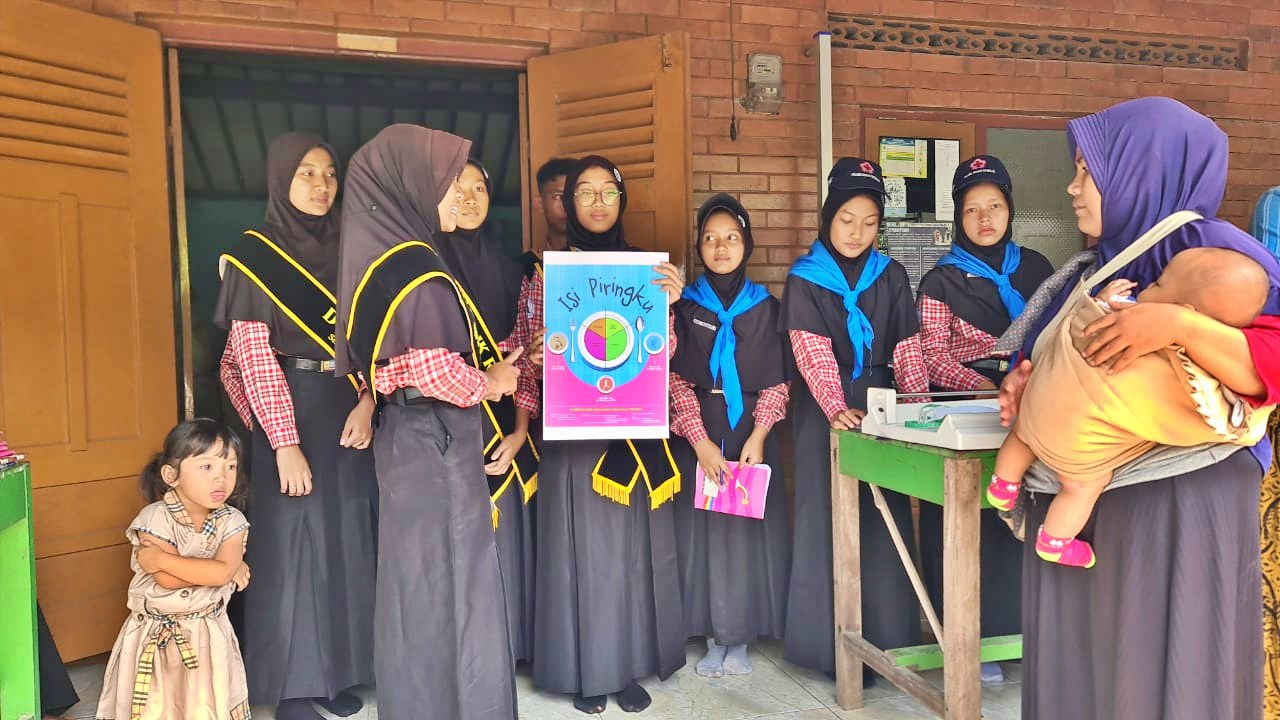 Duta SSK Bidang Aksi Gizi menyerahkan bantuan telur kepada ibu balita Posyandu Pusparinonce 20 dalam kegiatan Aksi Gizi One Day One nDog