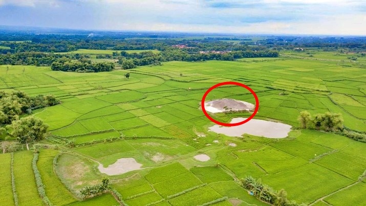 Gunung baru atau Bledug Kramesan di Grobogan _ foto Facebook Wisata Grobogan