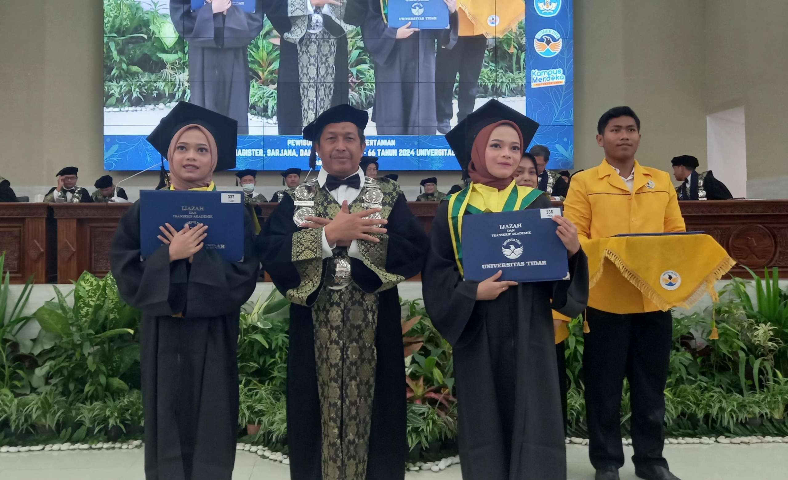 Si Kembar Cantik Lulus Dengan IPK Sama di Untidar Magelang