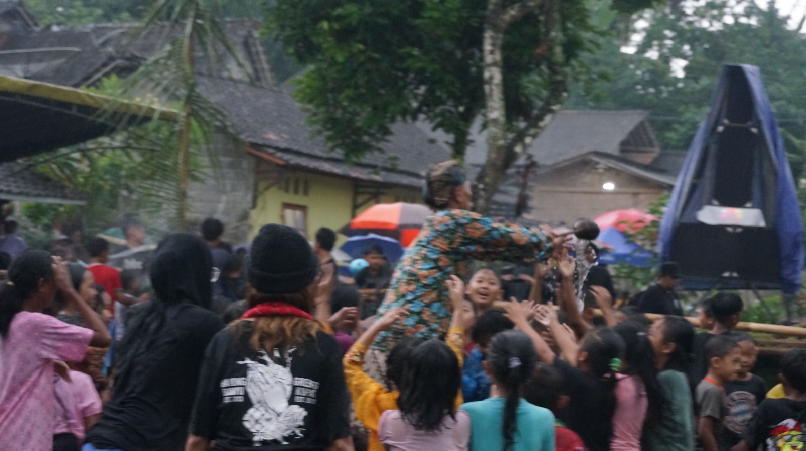 Tradisi Bajong Banyu di Dusun Dawung Magelang, Perang Air Sambut Ramadan