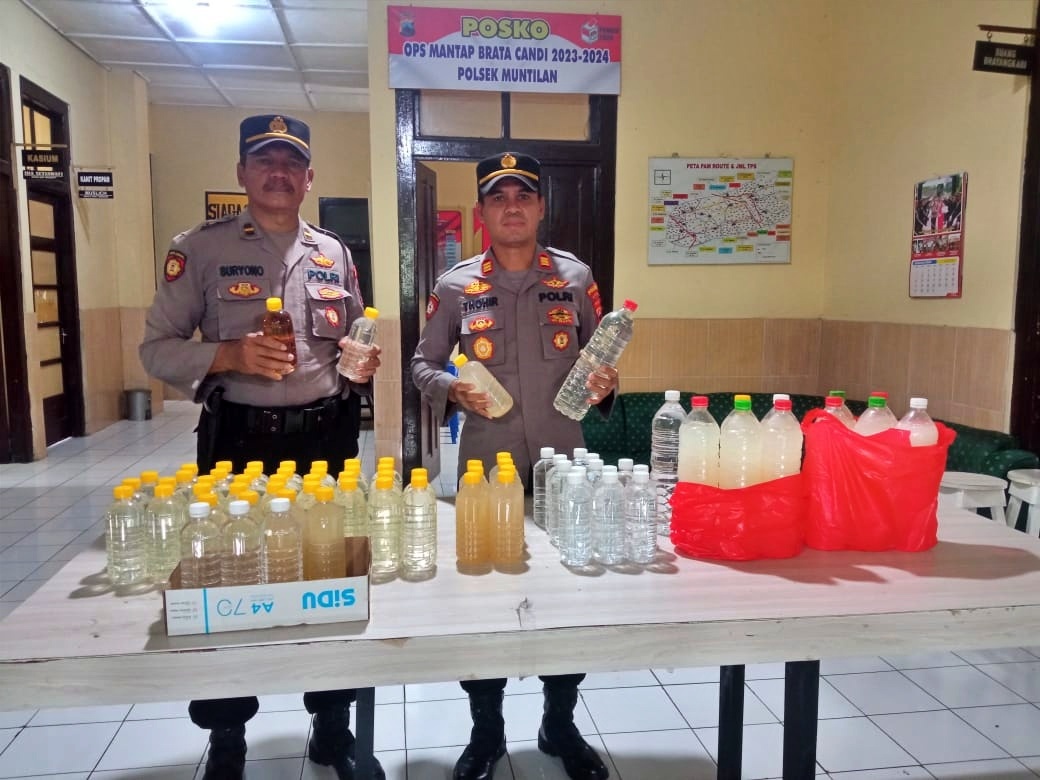 Kapolsek Muntilan Polresta Magelang saat menunjukan barang bukti miras ilegal
