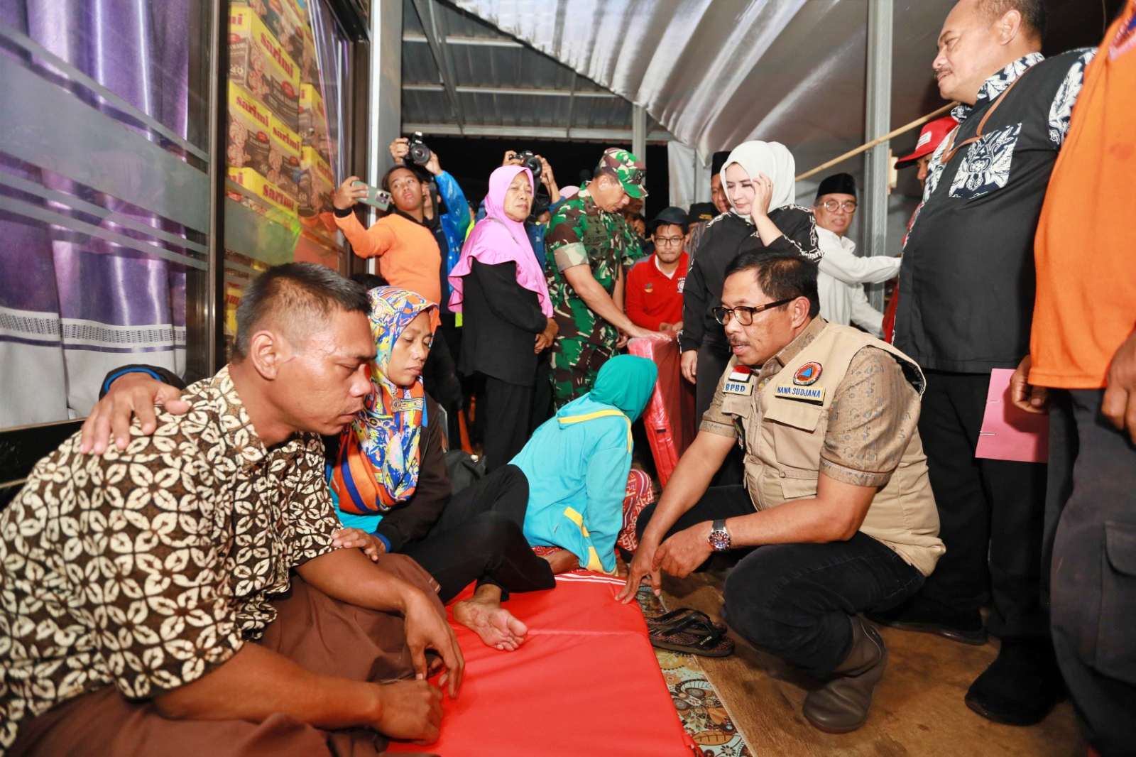 PJ Gubernur Jateng saat meninjau dan memberikan bantuan ke korban banjir di Pekalongan
