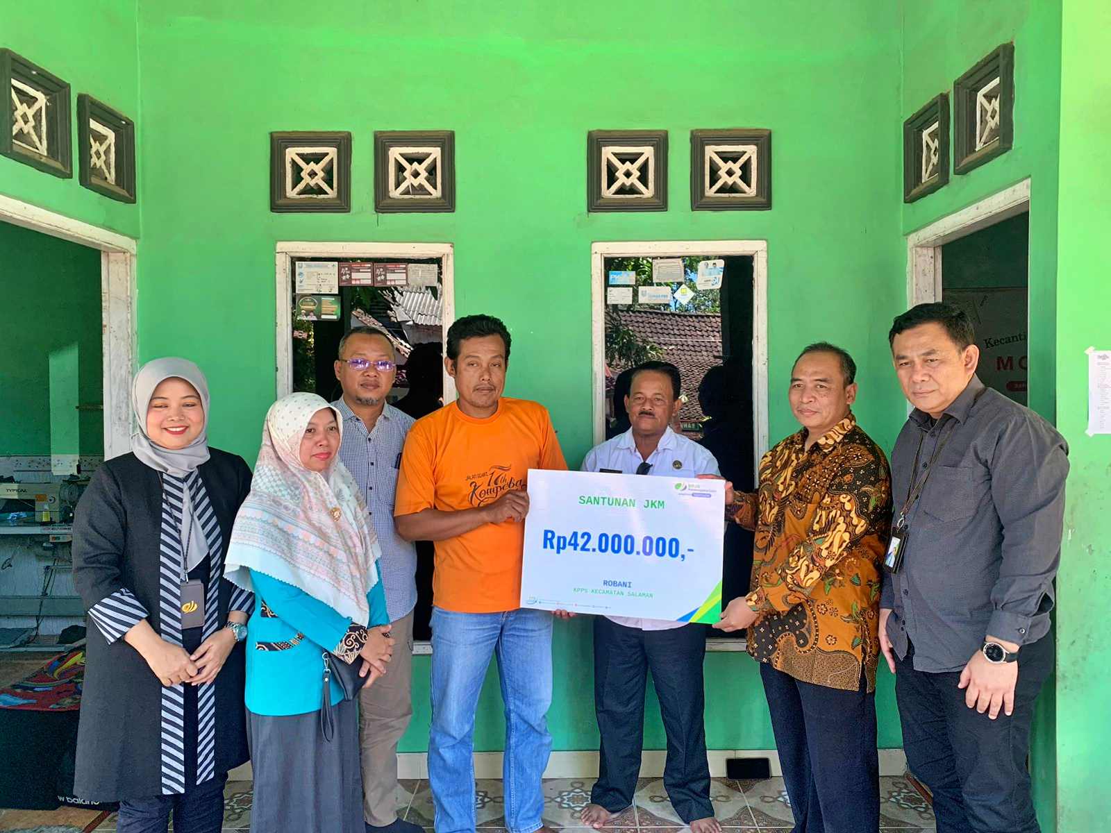 Penyaluran santunan kepada hak waris linmas di Magelang yang meninggal dunia saat bertugas