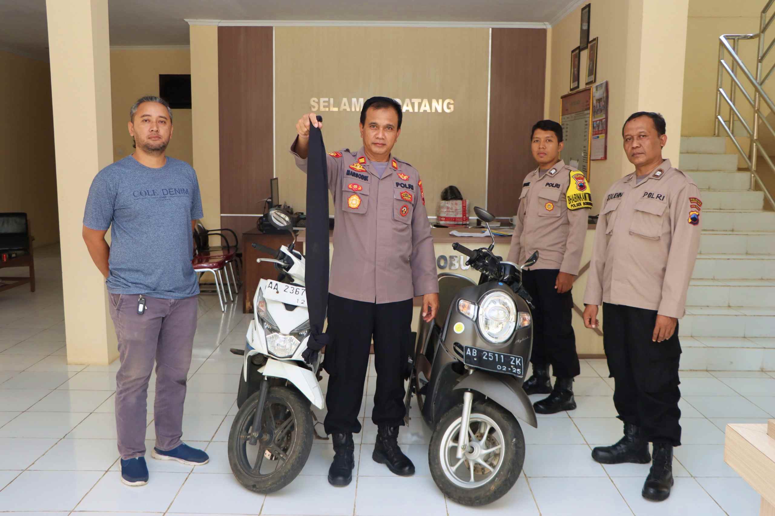 Polisi Kapolsek Borobudur saat menunjukan barang bukti sarung untuk perang sarung oleh sekelompok remaja