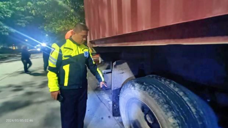 Polisi di lokasi kejadian kecelakaan sepeda motor dan truk di Semarang, Selasa dini hari kemarin _5 Maret 2024