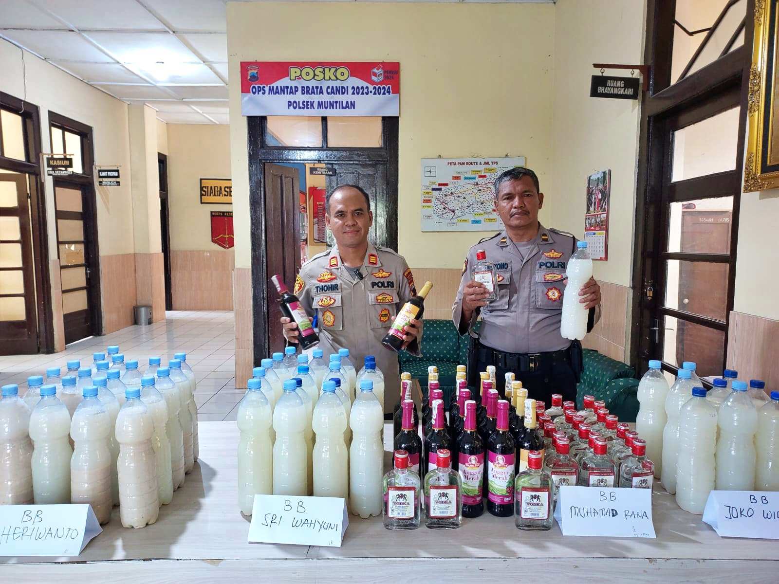 Polsek Muntilan saat menunjukan barang bukti hasil razia miras ilegal di wilayah hukumnya