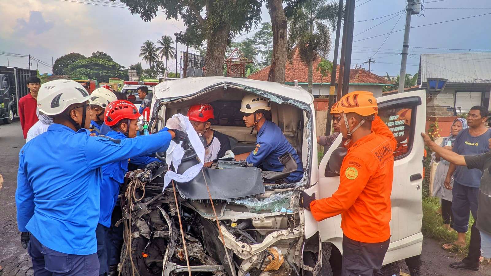 Proses evakuasi sopir terjepit di kabin mobil setelah kecelakaan di soropadan Temanggung