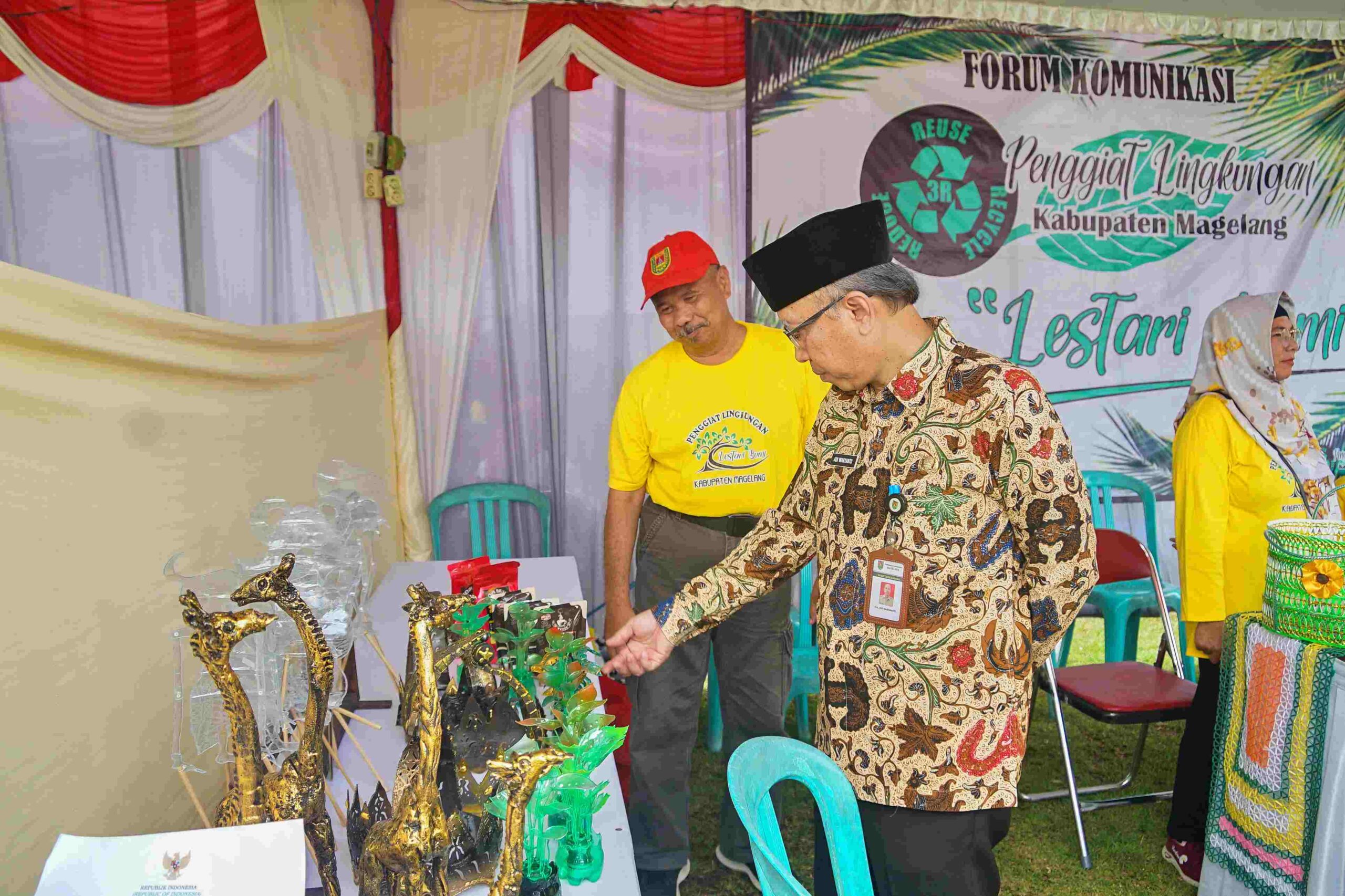 Sekda Kabupaten Magelang saat meninjau stand UMKM dan Ekraf saat pameran jelang ramadhan