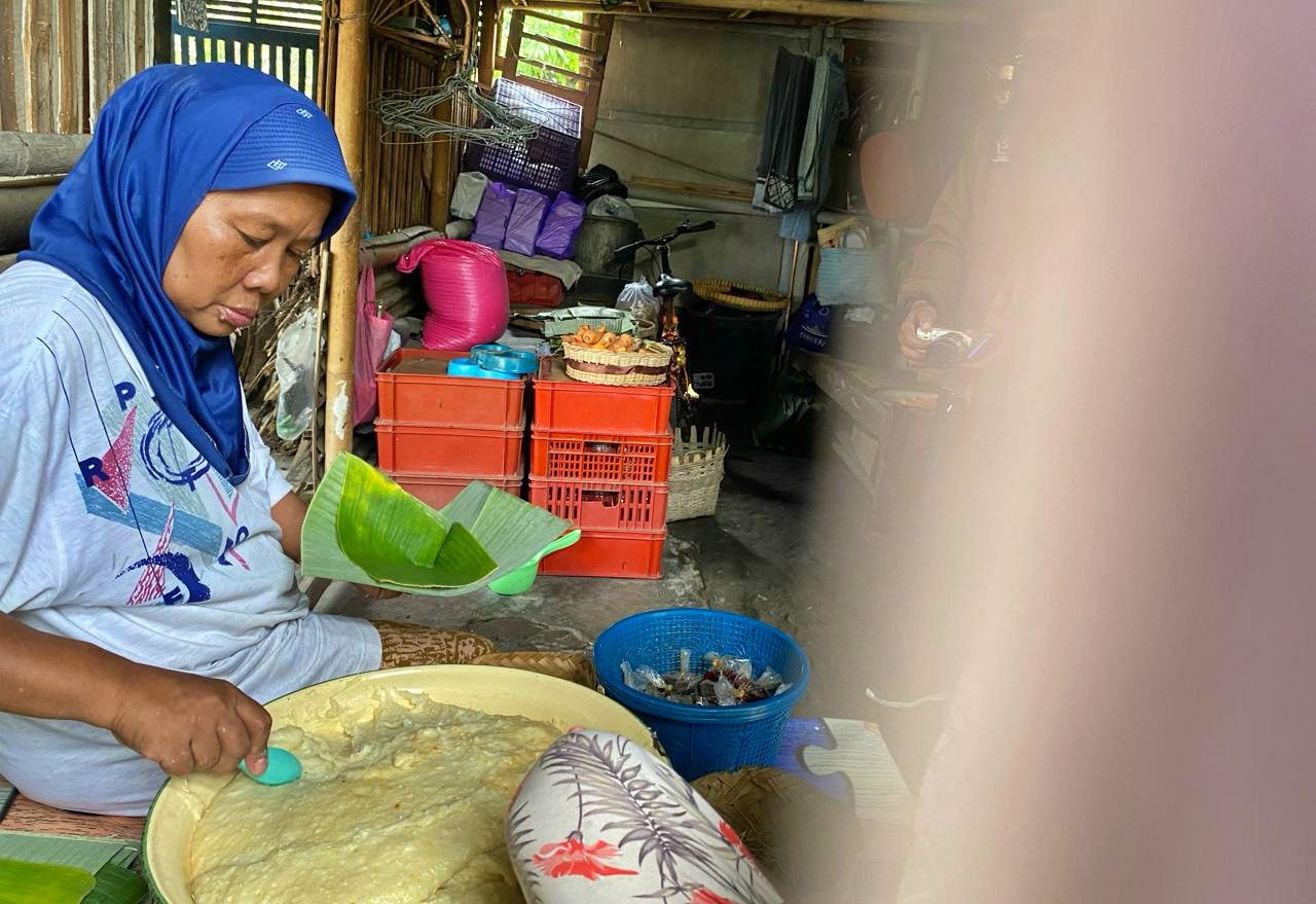 Seorang warga Muntilan Magelang saat membukan kuliner khas ramadan Jemunak
