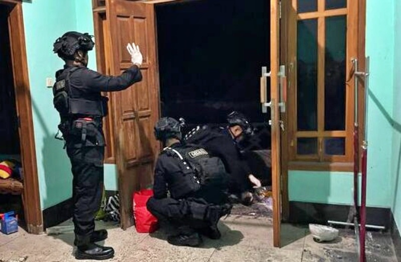 Tim Gegana saat mengecek lokasi meledaknya petasan
