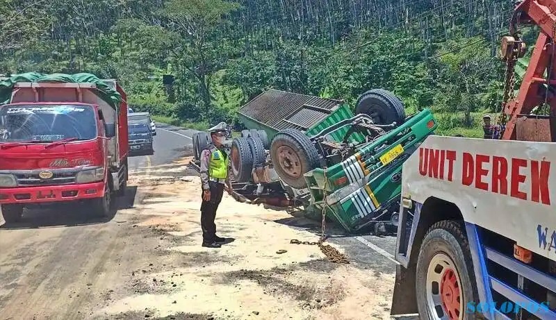 Truk Kontainer kecelakaan terguling di jalan raya Magelang Semarang