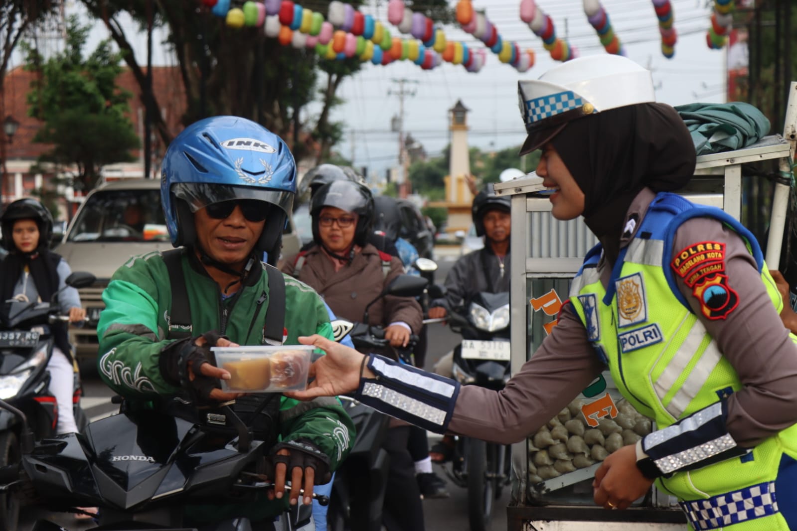 Operasi Keselamatan Candi 2024, Satlantas Polres Magelang Kota Bagikan Ratusan Takjil ke Pengguna Jalan