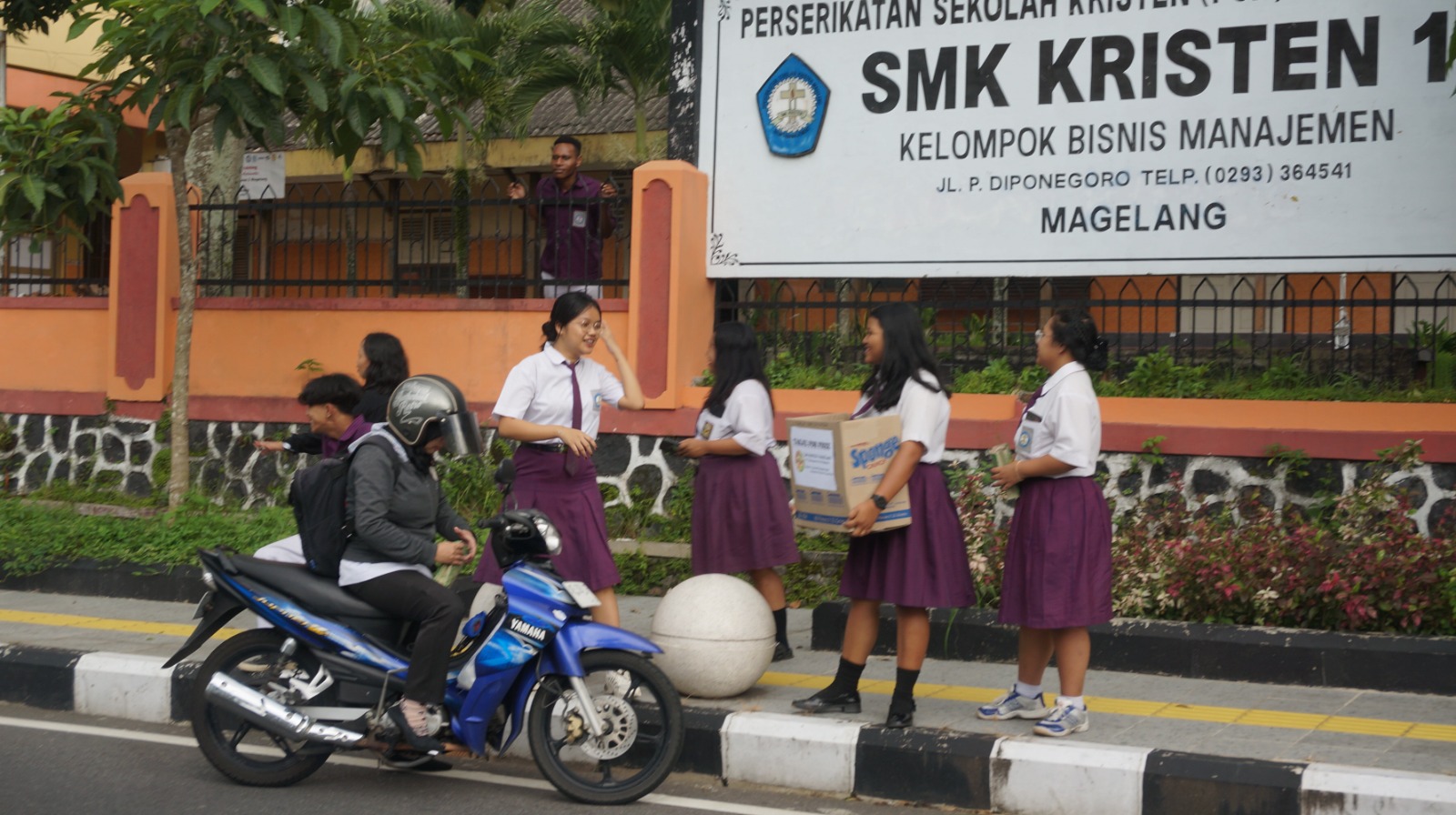 Momen Ramadan dan Sambut Paskah, Siswa SMK Kristen 1 Magelang Bagi-bagi Takjil