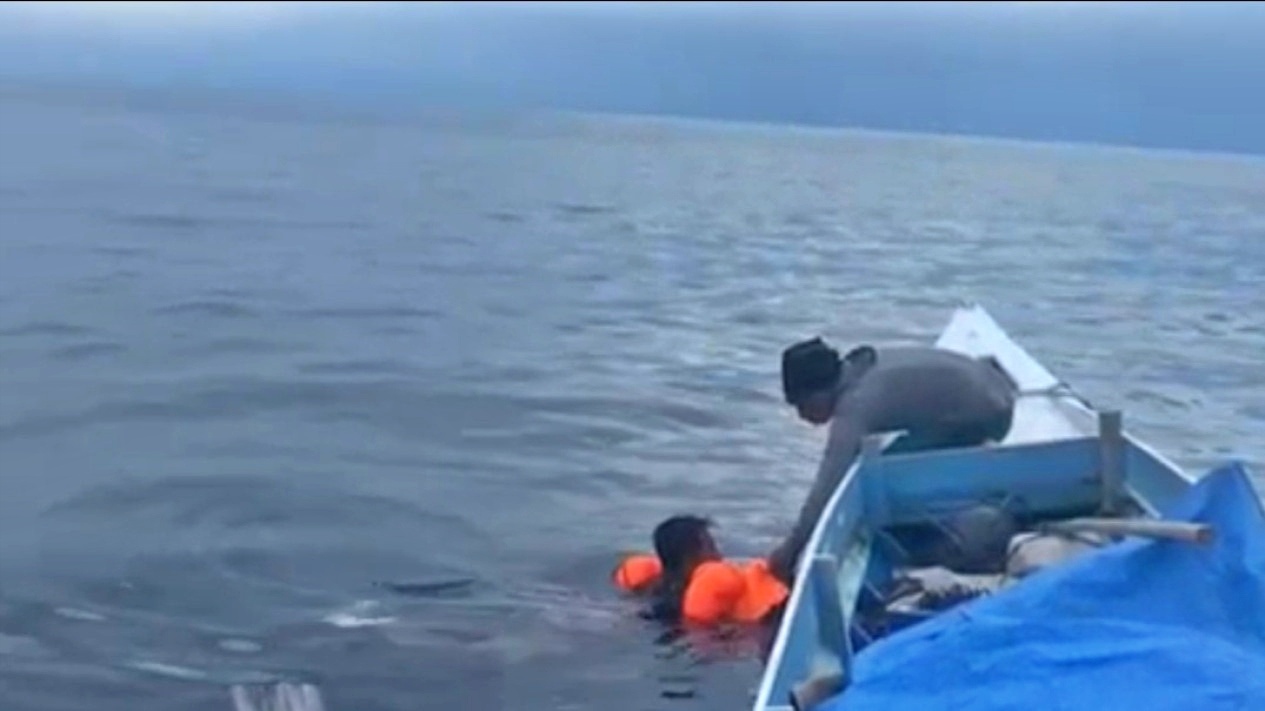 evakuasi ABK Kapal yang kecelakaan di laut