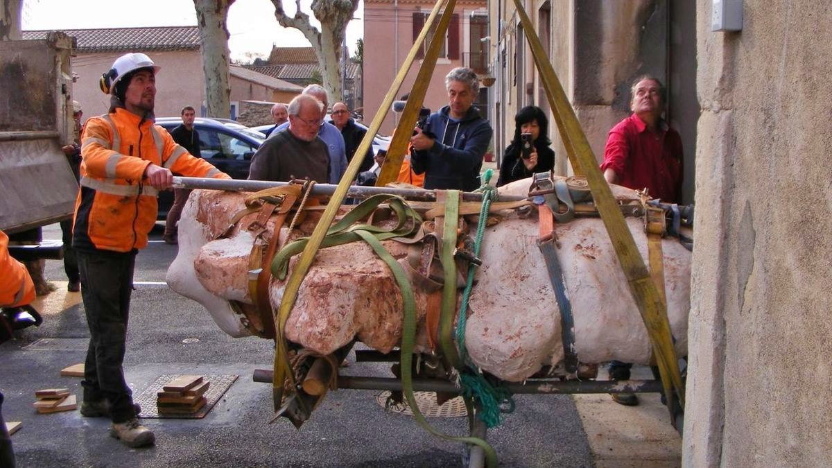 proses pengangkatan kerangka dinosaurus raksasa dan langka